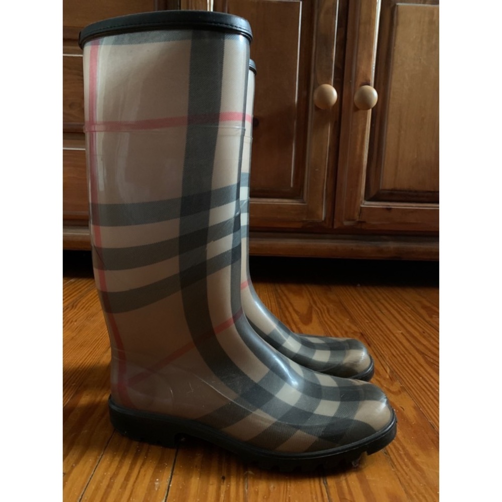 Burberry Rain boots size 8